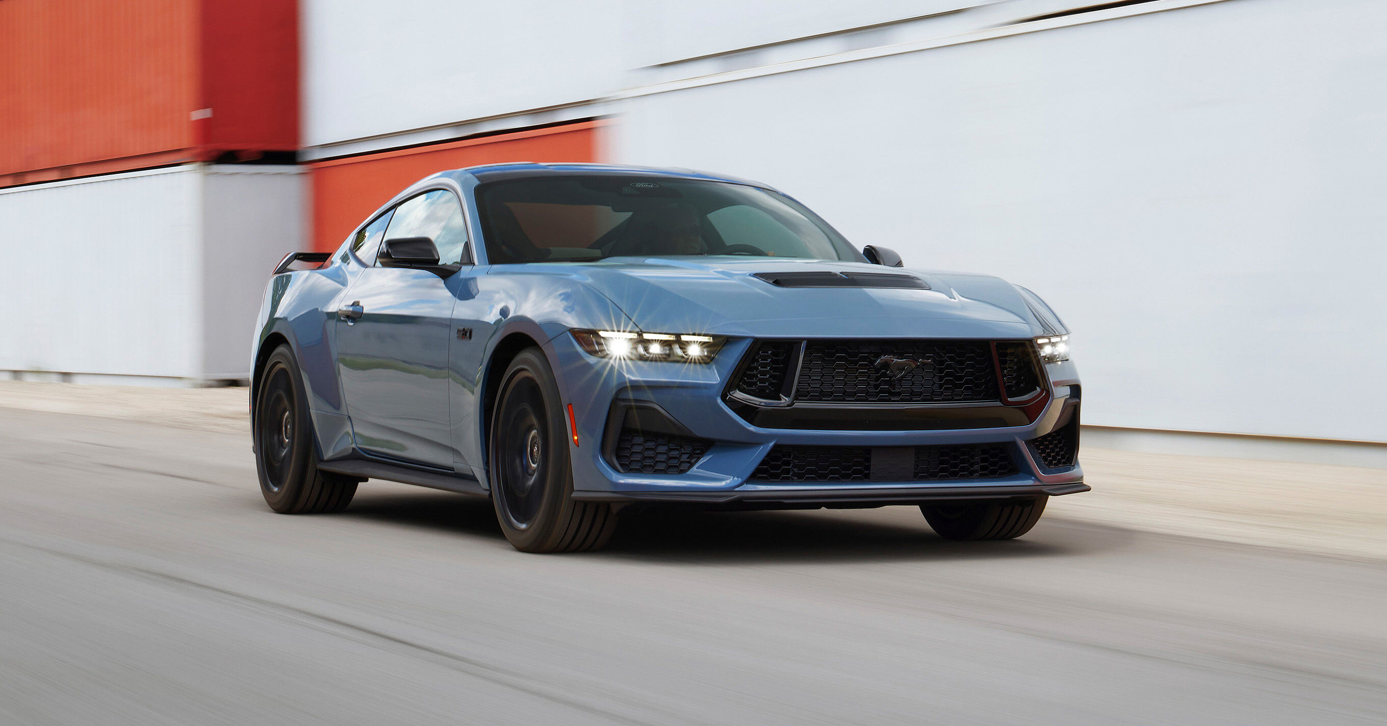 Die legendäre Mustang-Baureihe startet neu durch: Die Ford Motor Company hat nach europäischer Zeit heute am frühen Morgen die siebte Generation des berühmten Pony-Cars auf der North American International Auto Show (NAIAS) präsentiert. Die jüngste Auflage des meistverkauften Sportwagens der Welt geht erneut als Coupé und Cabriolet an den Start und wird voraussichtlich ab Spätsommer 2023 auch in Deutschland bestellbar sein. Zu den markantesten Merkmalen zählen ein neu gestaltetes, rein digitales Cockpit, ein weiter verbesserter V8-Motor und ein nochmals schärferes Design. Das Ergebnis: ein echter Mustang, der seine Vorgänger in puncto Performance und Fahrspaß übertreffen wird.
Foto: Ford