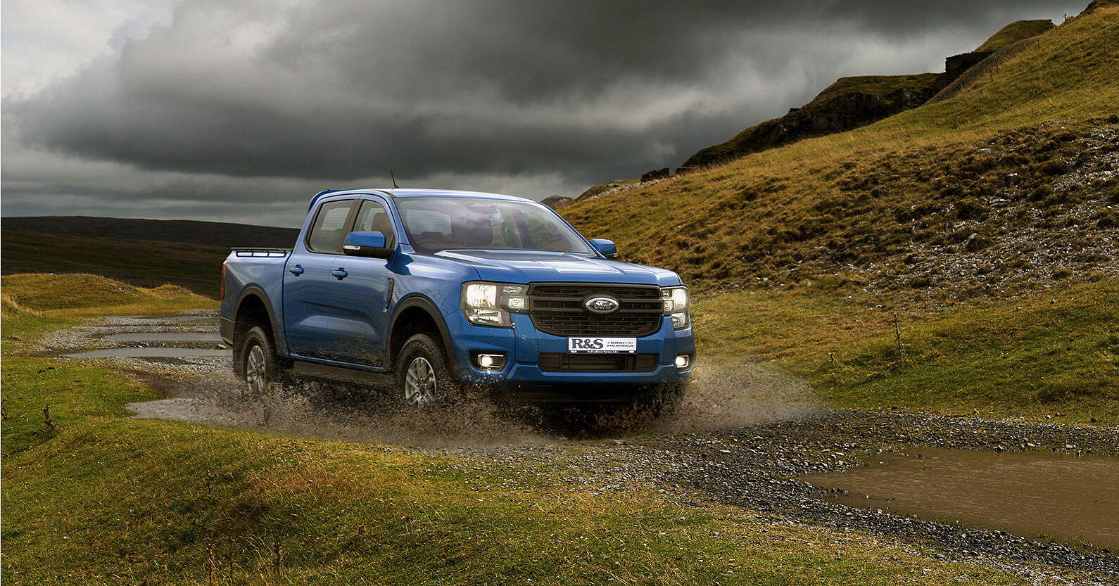 Nach dem Ranger Raptor, dem Ranger Limitied und dem Ranger Wildtrak hat Ford nun den Verkaufspreis für die neue Generation des Ranger XLT veröffentlicht: Der XLT ist ab sofort zum attraktiven Netto-Preis von ab 38.590 Euro (45.922 Euro inkl. Mehrwertsteuer) bestellbar und kommt im Frühjahr 2023 auf den Markt. Der Kunde erhält mit dem XLT einen komplett neu entwickelten Pick-up mit viertüriger Doppelkabine und fünf vollwertigen Sitzplätzen, der leistungsfähig, vielseitig und smart nutzbar ist.
Foto: Ford